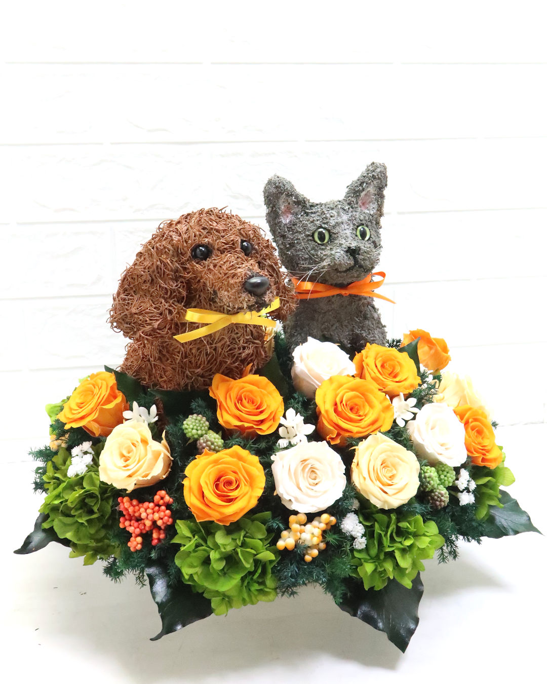 犬と猫のプリザーブドフラワーアレンジ